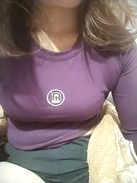 Snapshot of YiyinLy chatting on 11-27-25, 07:54 YiyinLy online show from 11-27-25, 07:54