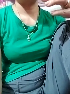 Snapshot of YiyinLy chatting on 11-28-25, 05:32 YiyinLy online show from 11-28-25, 05:32