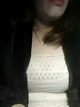 Snapshot of YiyinLy chatting on 12-13-25, 09:31 YiyinLy online show from 12-13-25, 09:31