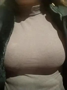 Snapshot of YiyinLy chatting on 12-14-25, 12:10 YiyinLy online show from 12-14-25, 12:10