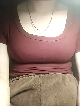 Snapshot of YiyinLy chatting on 12-15-25, 04:17 YiyinLy online show from 12-15-25, 04:17