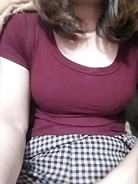 Snapshot of YiyinLy chatting on 12-15-25, 06:56 YiyinLy online show from 12-15-25, 06:56