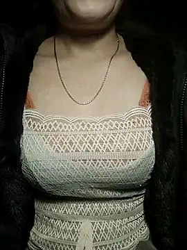 Snapshot of YiyinLy chatting on 12-16-25, 08:47 YiyinLy online show from 12-16-25, 08:47