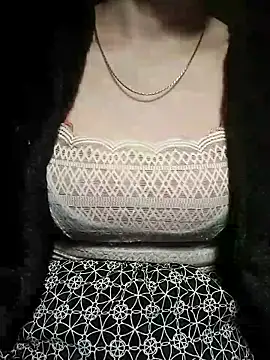 Snapshot of YiyinLy chatting on 12-17-25, 08:26 YiyinLy online show from 12-17-25, 08:26