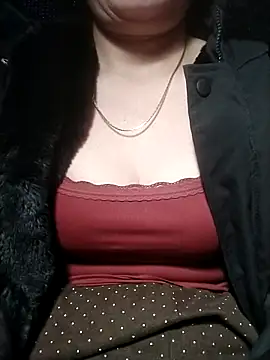 Snapshot of YiyinLy chatting on 12-18-25, 08:59 YiyinLy online show from 12-18-25, 08:59