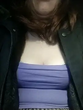 Snapshot of YiyinLy chatting on 12-19-25, 08:05 YiyinLy online show from 12-19-25, 08:05