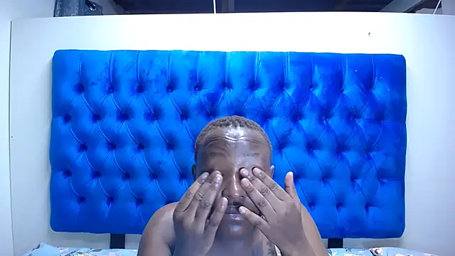 Snapshot of Amberdiamondmmm chatting on 10-31-25, 04:13 Amberdiamondmmm online show from 10-31-25, 04:13