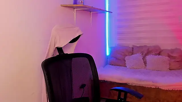 Emily Lindey online show from 10-24-25, 03:25