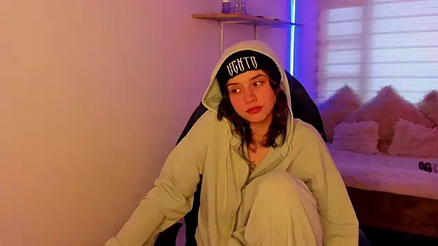 Emily Lindey online show from 10-26-25, 07:20