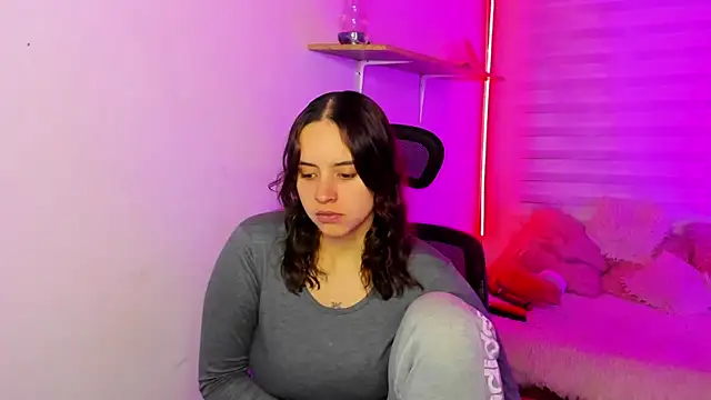 Emily Lindey online show from 11-19-25, 03:28