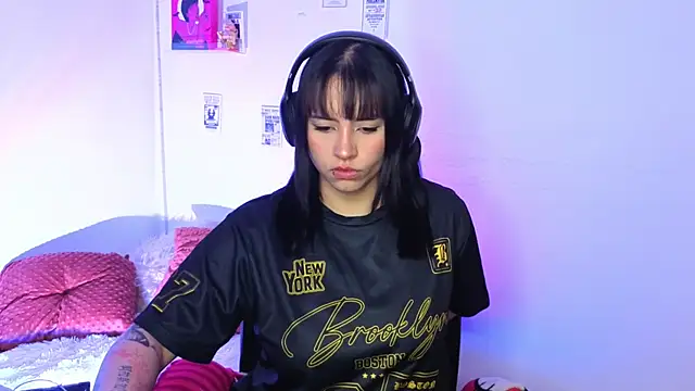 Emily Lindey online show from 04-18-26, 03:43