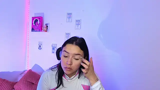 Emily Lindey online show from 04-22-26, 05:54