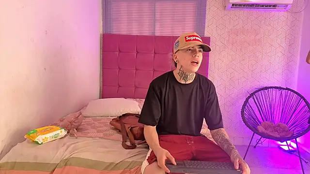 Snapshot of lily_and_wan chatting on 12-01-25, 01:16 lily and wan online show from 12-01-25, 01:16