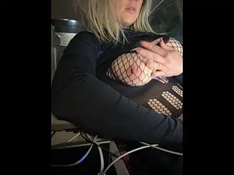 Snapshot of queenkelly1234 chatting on 11-29-25, 04:48 queenkelly1234 online show from 11-29-25, 04:48