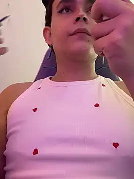 Snapshot of La-Gatiita-trans chatting on 10-27-25, 03:27 La-Gatiita-trans online show from 10-27-25, 03:27