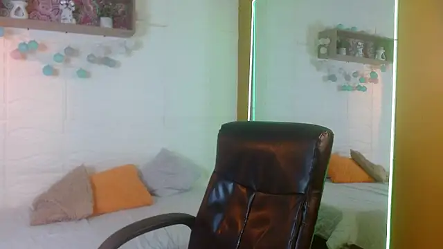 AmethystShadow17 online show from 04-19-26, 03:44