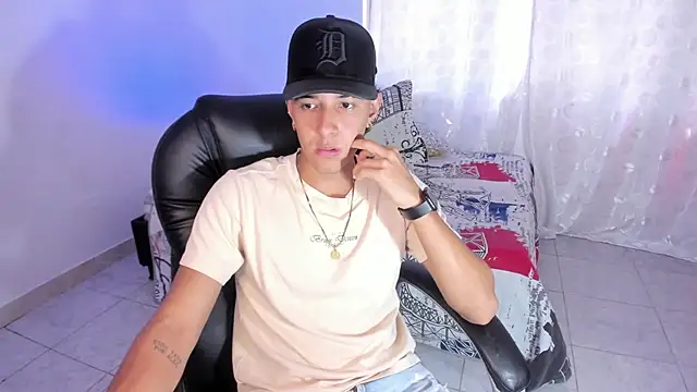 Snapshot of Hayden_Boy_ chatting on 10-22-25, 02:28 Hayden Boy online show from 10-22-25, 02:28