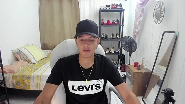 Snapshot of Hayden_Boy_ chatting on 11-03-25, 10:10 Hayden Boy online show from 11-03-25, 10:10