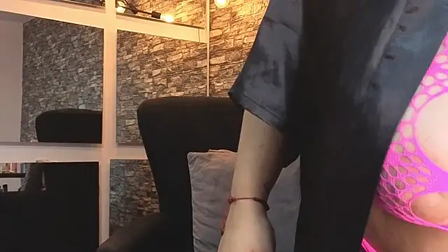 Snapshot of TokyoSky chatting on 11-06-25, 08:32 TokyoSky online show from 11-06-25, 08:32