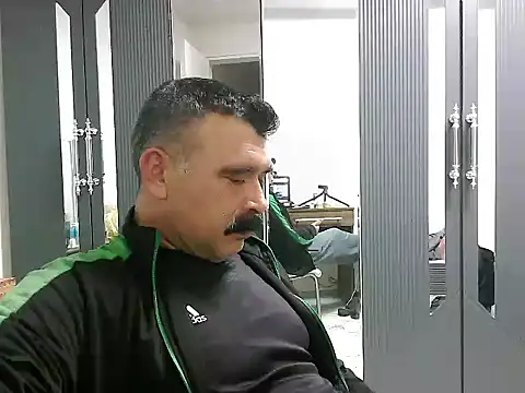 Snapshot of meroglu45 chatting on 10-21-25, 05:13 meroglu45 online show from 10-21-25, 05:13