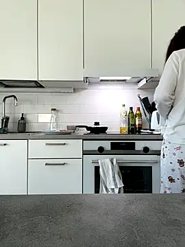 cute cake online show from 10-17-25, 06:38