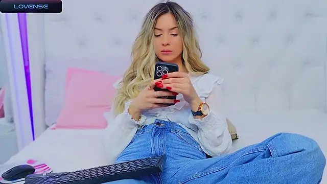 Snapshot of AriannaSins chatting on 12-21-24, 08:10 AriannaSins online show from 12-21-24, 08:10