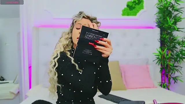 Snapshot of AriannaSins chatting on 01-06-25, 01:19 AriannaSins online show from 01-06-25, 01:19