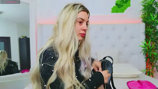 Snapshot of AriannaSins chatting on 01-24-25, 01:25 AriannaSins online show from 01-24-25, 01:25