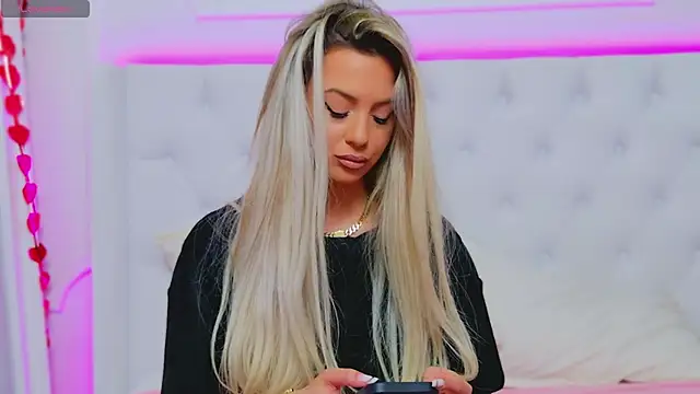 Snapshot of AriannaSins chatting on 02-27-25, 07:37 AriannaSins online show from 02-27-25, 07:37