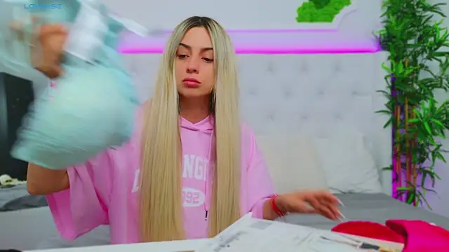 Snapshot of AriannaSins chatting on 03-11-25, 01:23 AriannaSins online show from 03-11-25, 01:23