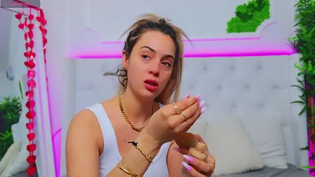 Snapshot of AriannaSins chatting on 03-22-25, 05:39 AriannaSins online show from 03-22-25, 05:39