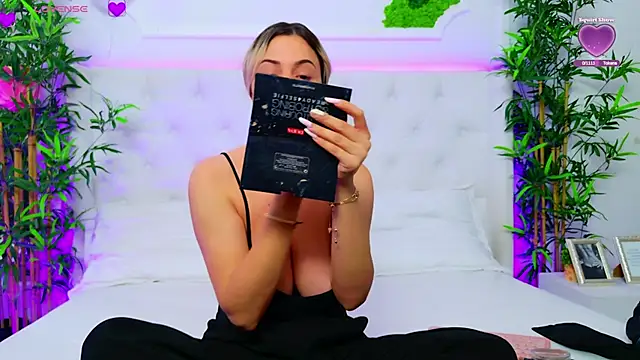 Snapshot of AriannaSins chatting on 10-03-25, 04:48 AriannaSins online show from 10-03-25, 04:48