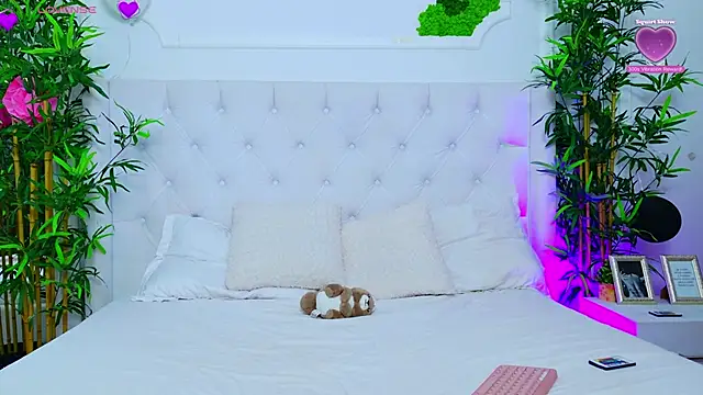 Snapshot of AriannaSins chatting on 10-15-25, 01:33 AriannaSins online show from 10-15-25, 01:33