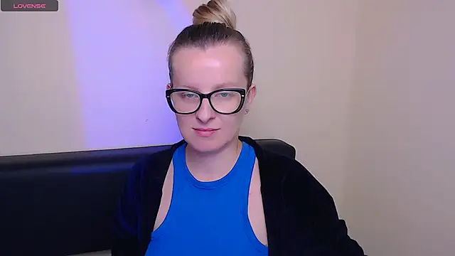 Snapshot of AllaLeomz chatting on 10-16-25, 06:58 AllaLeomz online show from 10-16-25, 06:58