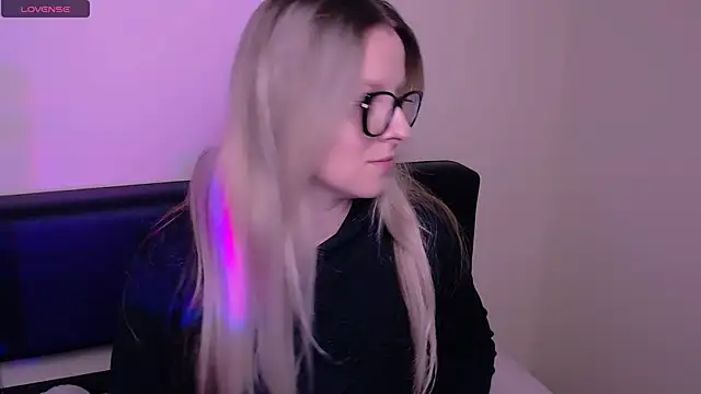 Snapshot of AllaLeomz chatting on 10-21-25, 06:47 AllaLeomz online show from 10-21-25, 06:47