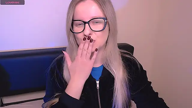 Snapshot of AllaLeomz chatting on 10-23-25, 06:45 AllaLeomz online show from 10-23-25, 06:45