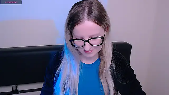 Snapshot of AllaLeomz chatting on 10-28-25, 07:45 AllaLeomz online show from 10-28-25, 07:45