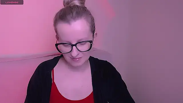 Snapshot of AllaLeomz chatting on 11-21-25, 06:45 AllaLeomz online show from 11-21-25, 06:45