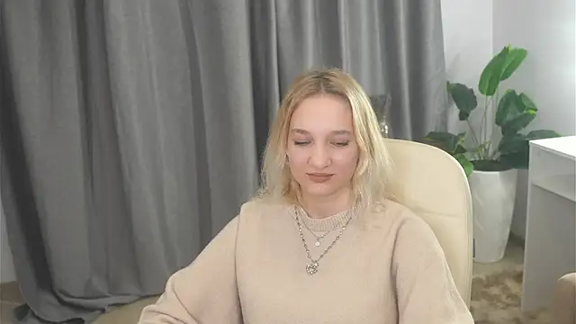 Snapshot of IngridGotto chatting on 10-21-25, 02:40 IngridGotto online show from 10-21-25, 02:40