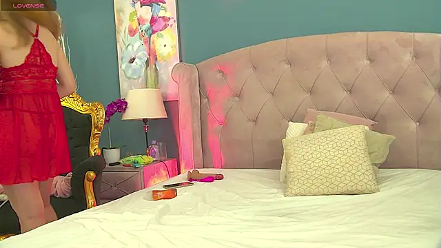 VanessaHeatt online show from 10-17-25, 04:37