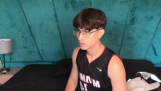 Aaron Eze online show from 04-09-26, 02:11