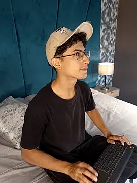 Aaron Eze online show from 04-21-26, 06:34