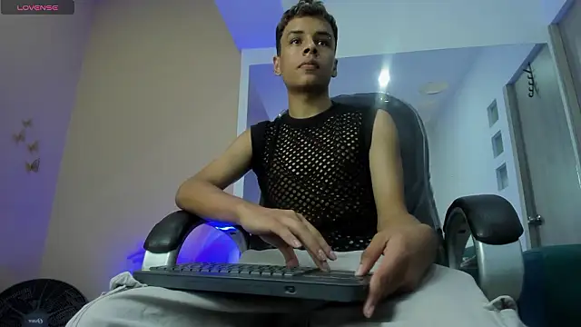 Xavier Fox    online show from 03-12-26, 07:53