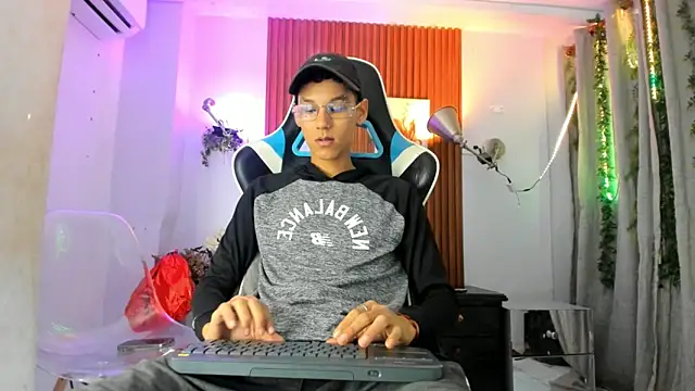 Snapshot of AQUARIUS_x chatting on 10-17-25, 11:24 AQUARIUS x online show from 10-17-25, 11:24