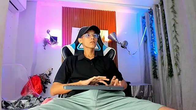 Snapshot of AQUARIUS_x chatting on 10-18-25, 11:33 AQUARIUS x online show from 10-18-25, 11:33