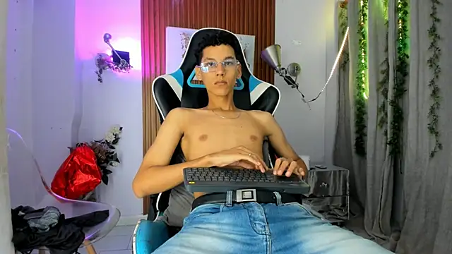 Snapshot of AQUARIUS_x chatting on 10-20-25, 11:32 AQUARIUS x online show from 10-20-25, 11:32