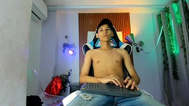 Snapshot of AQUARIUS_x chatting on 10-24-25, 11:39 AQUARIUS x online show from 10-24-25, 11:39