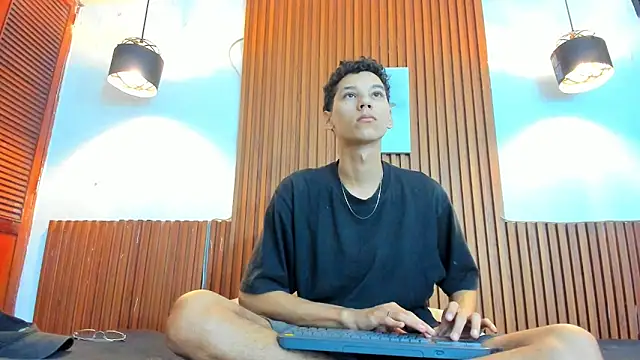 Snapshot of AQUARIUS_x chatting on 10-25-25, 01:18 AQUARIUS x online show from 10-25-25, 01:18