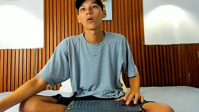 Snapshot of AQUARIUS_x chatting on 10-31-25, 11:55 AQUARIUS x online show from 10-31-25, 11:55