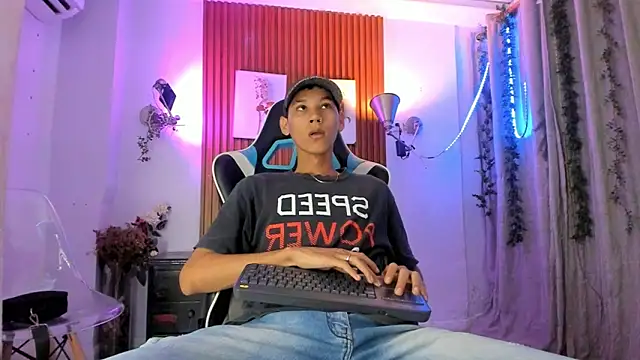 Snapshot of AQUARIUS_x chatting on 11-08-25, 11:21 AQUARIUS x online show from 11-08-25, 11:21